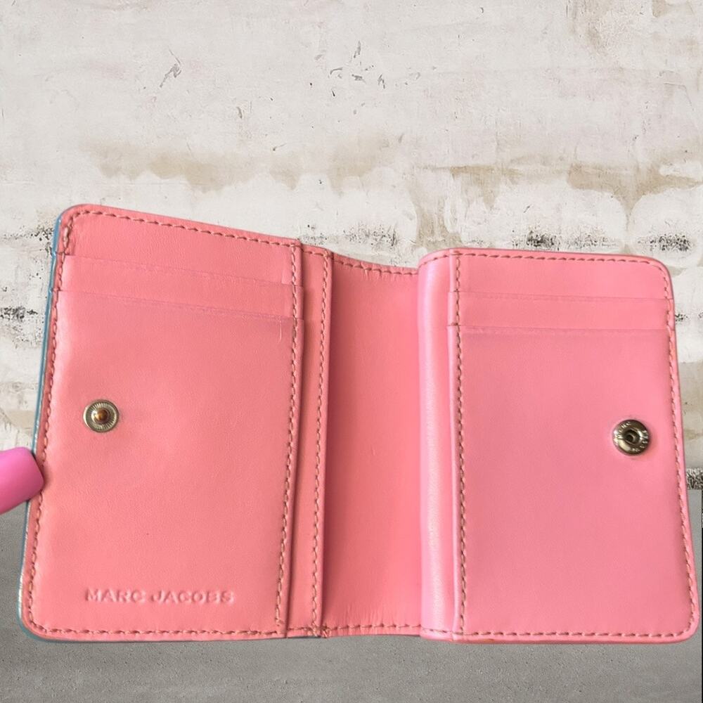 The Marc Jacobs Vegan Leather Graphic Print Compact Wallet Baby Blue & Pink - Picture 5 of 8